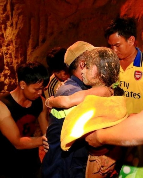 Trong suốt nhiều giờ đào đất, những người thợ này liên tục nói chuyện, trấn an cô bé gặp nạn. Cứu được bé gái, nhóm thợ đào giếng kiệt sức, nằm nghỉ tại hiện trường một lúc rồi lặng lẽ ra về. Các anh "không dám nhận là anh hùng, vì đó là việc cần làm ngay". Ảnh: Gia đình&Xã hội.