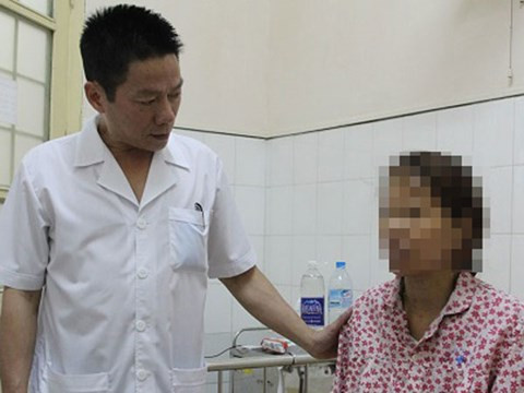 Đây không phải lần đầu dư luận được biết đến những câu chuyện cứu người cảm động, không màng nguy hiểm của các Lục Vân Tiên thời hiện đại. Năm 2015, câu chuyện về 18 y, bác sĩ Bệnh viện Phụ sản Hà Nội có nguy cơ bị phơi nhiễm HIV từ bệnh nhân sau khi hết lòng cấp cứu cho một sản phụ xuất huyết âm đạo, tim rời rạc gần như ngừng đập và nguy kịch, khiến dư luận ấm lòng. Ảnh: An ninh Thủ đô.