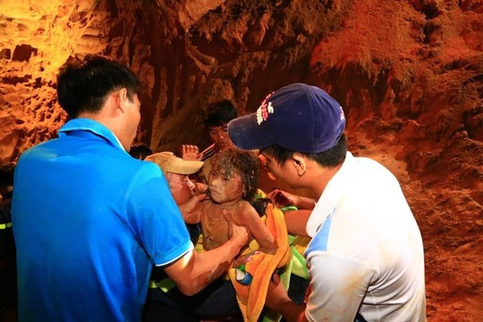 Lực lượng Cảnh sát phòng cháy chữa cháy tỉnh Bình Dương cũng là những người sát cánh bên cạnh các thợ đào giếng để cứu hộ. Ảnh: Zing.