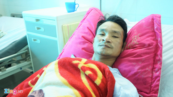 Không màng nguy hiểm, sẵn sàng cứu người mọi lúc, mọi nơi là thông điệp, hình ảnh đẹp mà những tấm lòng nghĩa hiệp thể hiện. Ngày 11/2, anh Nguyễn Hải Sơn (35 tuổi, trú tại xã Trạm Lộ, huyện Thuận Thành, Bắc Ninh) chứng kiến vụ TNGT khi cô gái đâm vào đuôi xe taxi rồi ngã ra đường bất tỉnh ở phố Trẹm, xã Trạm Lộ, huyện Thuận Thành, nên đã giúp đưa nạn nhân vào bệnh viện. Tuy nhiên, trong khi làm thủ tục tại bệnh viện, anh Sơn đã bị một đối tượng đâm trọng thương. Ảnh: Zing.