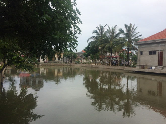 Ba học sinh được người dân đưa lên bờ rồi đưa đi cấp cứu, nhưng do bị ngạt nước quá lâu nên hai em đã tử vong, một em phải điều trị tích cực. Hai người đàn ông xuống cứu 3 em, trong quá trình lặn xuống không may cũng bị chết đuối. Tai nạn thương tâm này khiến cả làng quê rúng động, xót xa. Ảnh: Zing.