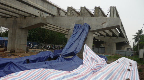 Hồi tháng 4/2010, bốn thanh dầm nối 2 nhịp 73, 74 thuộc công trình cầu cạn nối dài (dự án cầu cạn Pháp Vân - Linh Đàm) đã bị sập. Cây cầu này thuộc đường vành đai 3, phường Hoàng Liệt, quận Hoàng Mai, Hà Nội. Ảnh: Tuổi Trẻ.