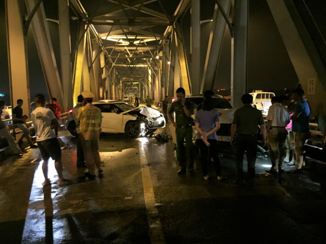 Khoảng 23h30 ngày 12/7, một vụ tai nạn giao thông nghiêm trọng xảy ra trên cầu Chương Dương (Hà Nội) khiến 3 người tử vong tại chỗ. Ảnh: Trần Anh/Zing.