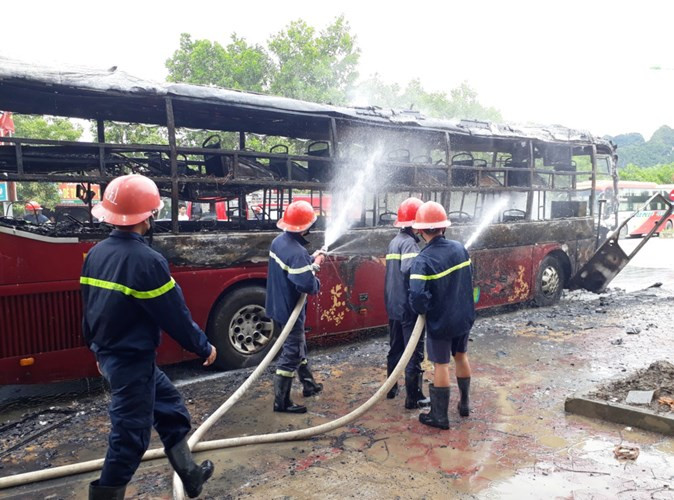 Chiều 15/7, xe khách giường nằm biển kiểm soát TP.HCM chạy tuyến Con Cuông - Sài Gòn, đang đỗ ở thị trấn Con Cuông (huyện Con Cuông, Nghệ An) thì bất ngờ bốc cháy ở phần đầu xe. Ảnh: Zing.