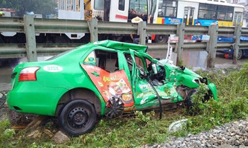 Các nhân chứng cho hay, thời điểm trên, họ trông thấy chiếc xe taxi BKS 29A-945.04 di chuyển đến đoạn đường trên bất ngờ rẽ vào lối cắt ngang đường sắt, dù đèn báo có tàu hỏa đến đã được bật để cảnh báo. Đúng thời điểm này chiếc tàu hỏa Bắc Nam đi đến, bóp còi inh ỏi để lái xe biết nhưng sau đó va chạm vẫn xảy ra.