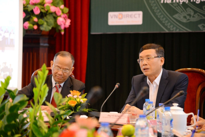 Ông Vũ Bằng (bên phải) sinh năm 1957 ở Thái Bình, có học vị tiến sĩ kinh tế và từng là Chủ tịch Ủy ban chứng khoán Nhà nước. Ông được coi là người đã đi cùng thị trường chứng khoán Việt Nam từ những ngày đầu tiên cách đây 20 năm đến khi nghỉ hưu tháng 5 vừa qua. Ảnh: Nhân Dân Online.