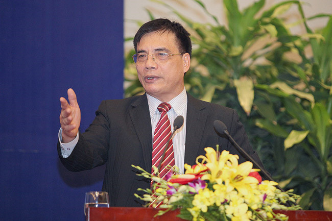 PGS. TS Trần Đình Thiên, Viện trưởng Viện kinh tế Việt Nam, sinh năm 1958 tại Nghệ An. Ông tốt nghiệp cử nhân khoa kinh tế học chính trị, Đại học Tổng hợp Hà Nội năm 1979. Ông có học vị tiến sĩ kinh tế học chính trị tại Viện Kinh tế học, Viện Hàn lâm khoa học Liên Xô. Ông hiện còn giữ chức vụ Chủ tịch hội đồng khoa học Viện Kinh tế Việt Nam. Ảnh: Đ.T.
