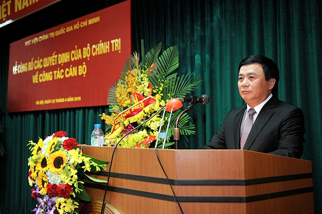 GS. TS. Nguyễn Xuân Thắng, Giám đốc Học viện chính trị quốc gia Hồ Chí Minh, sinh năm 1957 tại Thanh Chương, Nghệ An. Ông tốt nghiệp Đại học Tổng hợp Hà Nội năm 1979 ngành kinh tế chính trị, có học vị tiến sĩ kinh tế và được phong hàm PGS năm 2002, phong GS năm 2009. Hiện tại ông là Phó chủ tịch Hội đồng lý luận Trung ương. Ảnh: Đại học Quốc gia Hà Nội.