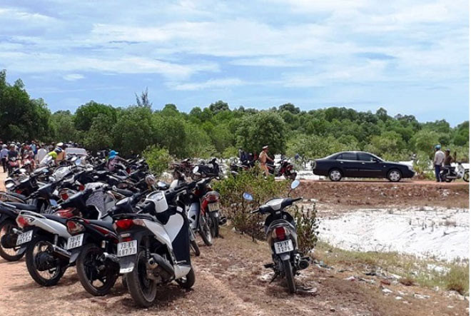 Sau nhiều ngày nỗ lực tìm kiếm, ngày 8/7, thi thể của Nghĩa được người dân và gia đình phát hiện tại khu vực hồ nước gần bãi cát hoang, cách nhà khoảng 2km. Ảnh khu vực tìm thấy thi thể của cậu bé xấu số. Ảnh: Infonet.