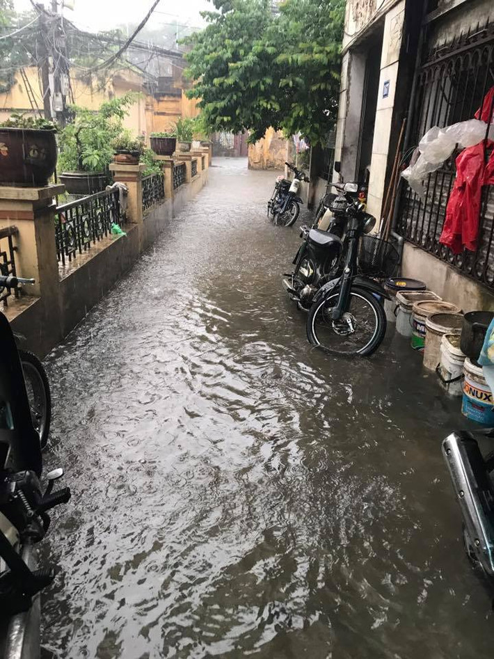 Nước ngập nửa bánh xe ở ngõ nhỏ Hà Nội. Ảnh: Pháp Lốp.