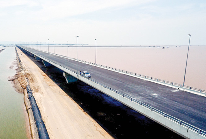 Với kết luận của Hội đồng nghiệm thu, Bộ Giao thông Vận tải đã yêu cầu các bên liên quan tiếp thu và thực hiện những yêu cầu trên; làm rõ trách nhiệm của tư vấn giám sát và nhà thầu đồng thời có giải pháp khắc phục các tồn tại, hạn chế. Ảnh: Tiền Phong.