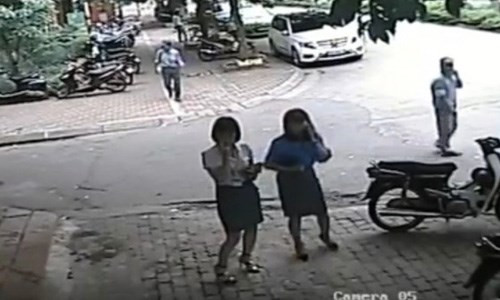 Trả lời Tuổi Trẻ Online, bà Trang cho biết chiếc ô tô trên không phải của bà, bà cũng không phải là người điều khiển xe khi xảy ra sự việc. Vị lãnh đạo này cũng phủ nhận việc gọi điện thoại cho công an phường ra trông xe để ăn bún.Bà Lê Mai Trang, người đứng bên phải. Ảnh cắt từ clip.