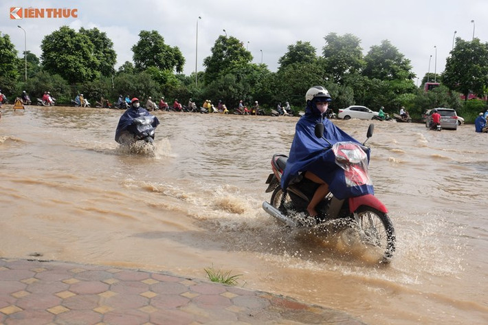 Sau cơn mưa lớn ngày 13/7, đại lộ Thăng Long (Hà Nội) ngập úng nặng, giao thông cửa ngõ phía Tây đoạn qua cổng chào Thiên đường Bảo Sơn tê liệt nhiều giờ.