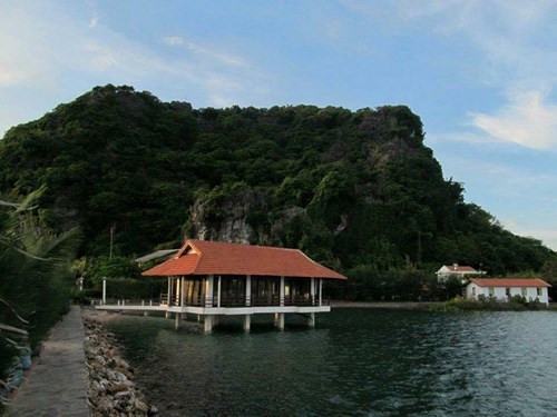Hàng loạt công trình trái phép mọc trên vịnh Bái Tử Long (Quảng Ninh) sẽ bị xử lý là một trong những tin nóng tuần qua. Đoàn kiểm tra đã rà soát 5 trường hợp sử dụng đất xây dựng công trình trái phép, trong đó có 3 trường hợp, UBND huyện đã ban hành quyết định xử phạt hành chính, quyết định cưỡng chế, áp dụng các biện pháp khắc phục hậu quả do vi phạm hành chính gây ra.