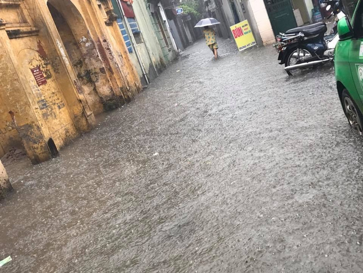Theo dự báo, đợt mưa này có khả năng gây ngập úng cho các tuyến phố Hà Nội từ 0,2 m đến 0,4 m, chẳng hạn như: Yên Sở, Hoàng Mai, Linh Đàm, Giải Phóng, Định Công, Lĩnh Nam, Pháp Vân, Trương Định, Tam Trinh, Minh Khai...
