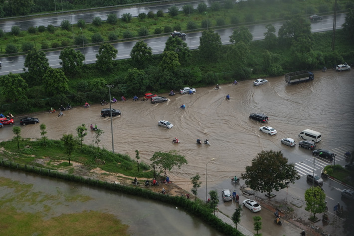 Cơn mưa lớn vào hồi đầu giờ sáng ngày hôm nay (13/7) đã khiến nhiều khu vực Hà Nội bị ngập nặng, giao thông tê liệt. Theo Trung tâm dự báo khí tượng Thủy văn Trung ương, do ảnh hưởng của rãnh áp thấp kết hợp với hội tụ gió trên cao, nên từ ngày 13/7 - 16/7, ở Bắc Bộ tiếp tục có mưa rào và dông nhiều nơi, các tỉnh vùng núi phía Bắc có mưa, mưa vừa, có nơi mưa to và dông; thời gian mưa tập trung vào đêm và sáng sớm.