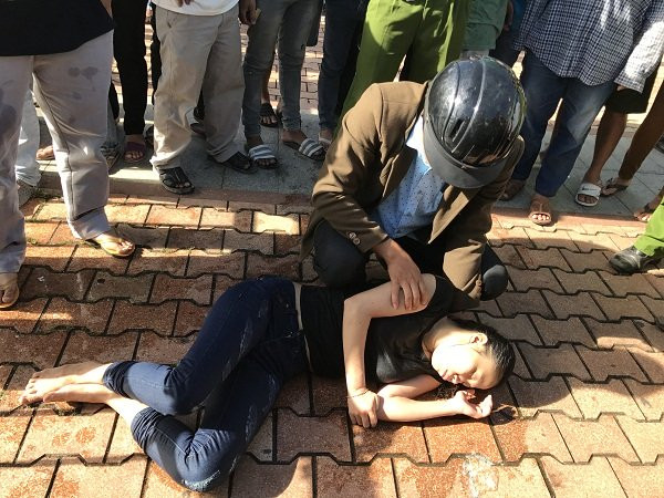 Cô gái trẻ sau đó được những người trên bờ đưa đi cấp cứu và đã an toàn. Những người còn lại quay lại tìm kiếm người thanh niên nhưng không tìm thấy. Vụ việc xảy ra vào giờ cao điểm khiến cầu sông Hàn bị tắc nghẽn cục bộ nhiều giờ liền. Ảnh: Zing.