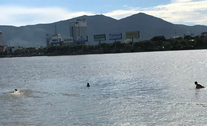 Cùng lúc đó, đã có thêm 2 người khác nhảy xuống ứng cứu. Đó là anh Đinh Gia Hoàng (nhân viên nhà hàng Memory) và anh Trần Đình Hiệp (An Hải Bắc, Sơn Trà, TP Đà Nẵng) - theo Vietnamnet ghi. Ảnh: Trường Trung/Tuổi Trẻ.