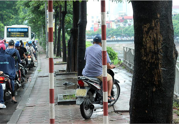 Một số phương tiện đi lên vỉa hè..