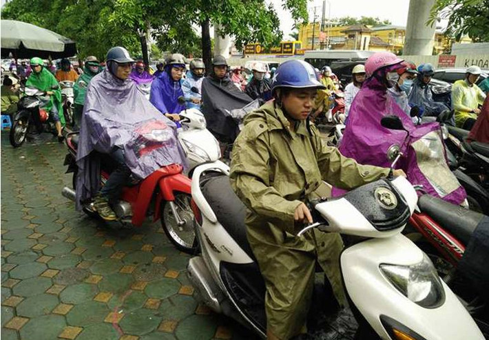Đường Hồ Tùng Mậu chật cứng xe cộ.