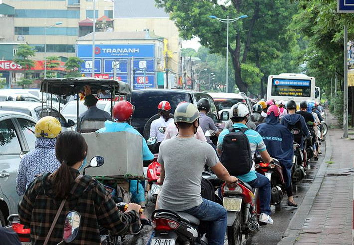 Dòng xe nhích từng cm...
