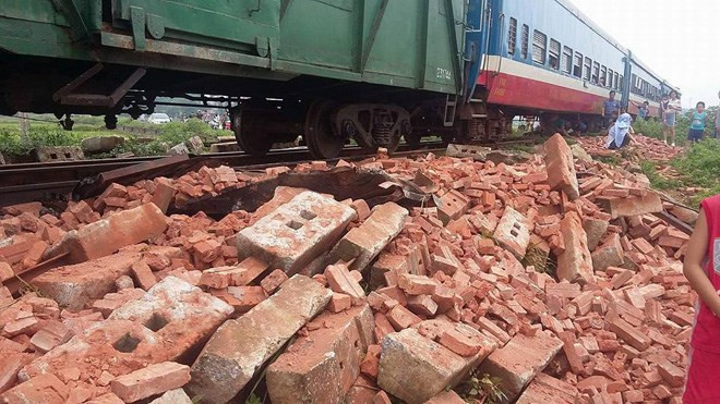 Người dân chứng kiến cho biết, thời điểm đó đoàn tàu đã kéo còi từ xa, tuy nhiên lái xe tải chở gạch không kiên nhẫn đợi tầu qua mà cố vượt qua, dẫn tới hậu quả thương tâm. Ảnh: ANTĐ.
