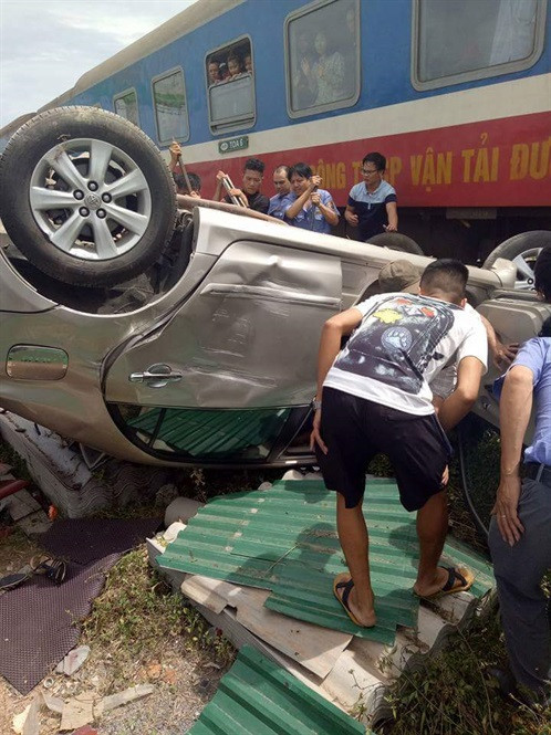 Khoảng 15h ngày 4/7, trên đoạn đường sắt xã Nghi Yên (Nghi Lộc - Nghệ An), xe ô tô mang biển số 37A.184... trong lúc vượt qua đường sắt Bắc – Nam đoạn qua xã Nghi Yên đã bị tàu hỏa đâm văng xa. Ảnh: Nông nghiệp.