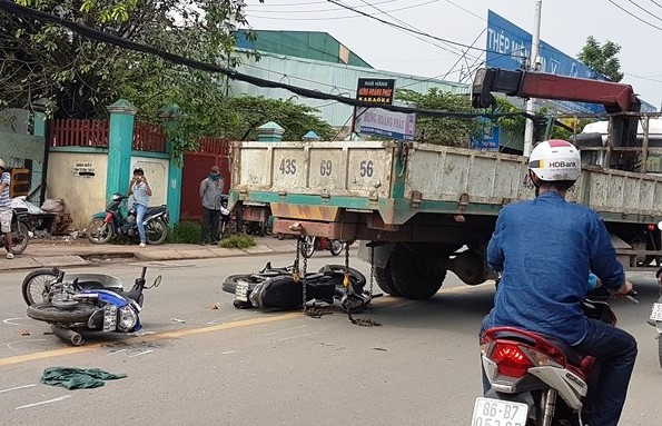 Khoảng 6h30 sáng 5/7 xe tải cẩu BKS: 43S- 6956 vừa đổ dốc cầu Phú Long, tài xế cho xe rẽ trái, trong lúc đang ôm cua vào đường Hà Huy Giáp (quận 12, TP.HCM) bất ngờ húc văng xe máy do một phụ nữ (30 tuổi) cầm lái khiến chị này bị thương nặng. Ảnh: ATGT.