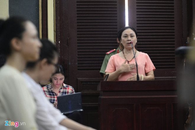 Luật sư Trần Thu Nam đề nghị khởi tố vụ án hình sự đưa và nhận hối lộ giữa bà Hồ Mai Phương (mẹ Phương Nga) và quản giáo trại giam. Ảnh: Lê Quân/Zing.
