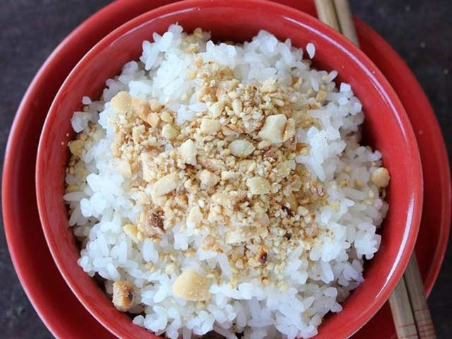 Trước kia, khi thịt cá thiếu thốn, hầu như nhà nào cũng có lọ muối vừng ăn với cơm trắng ngày này qua ngày khác. Ăn nhiều đến phát chán song thời điểm đó không có nhiều lựa chọn. Ảnh: Dân Việt