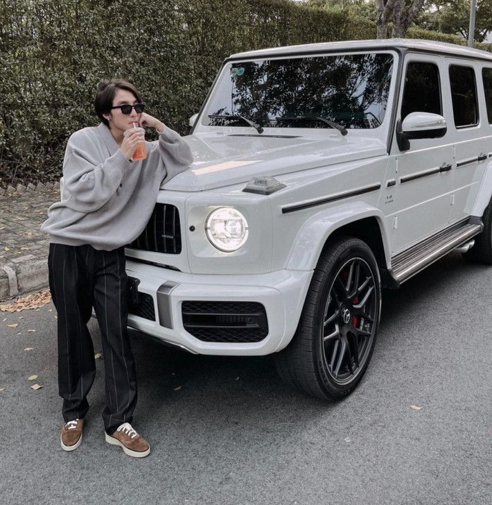 Năm 2021, Sơn Tùng M-TP tiếp tục gây sốt khi tậu chiếc Mercedes-AMG G63 giá hơn 13 tỷ đồng. Đây là dòng xe SUV được đánh giá là xứng tầm đẳng cấp thế giới, chỉ dành cho giới nhà giàu. Ảnh: FBNV