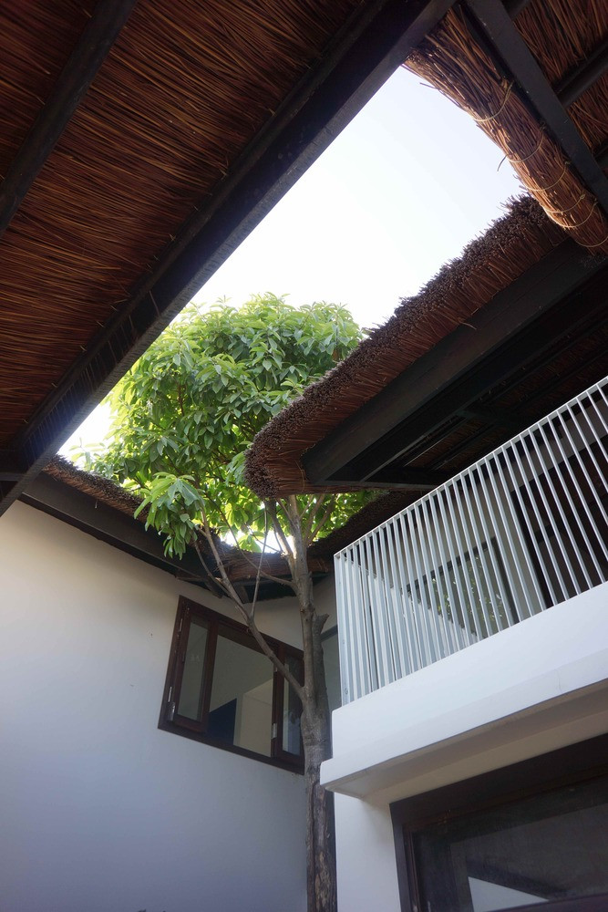 Trên mảnh đất cũ của gia đình, chủ nhân muốn dựng lại ngôi nhà của tuổi thơ vẫn còn vẹn nguyên trong ký ức. Anh từng sống trong khu nhà mái lá có giếng khơi, gốc cây mẹ trồng... Ảnh: Sơn Vũ