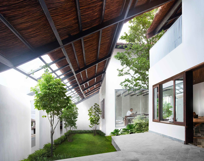 Tường được bao phủ bởi hai lớp đất sét bao gồm lớp cách nhiệt sinh thái. Ảnh: Sơn Vũ