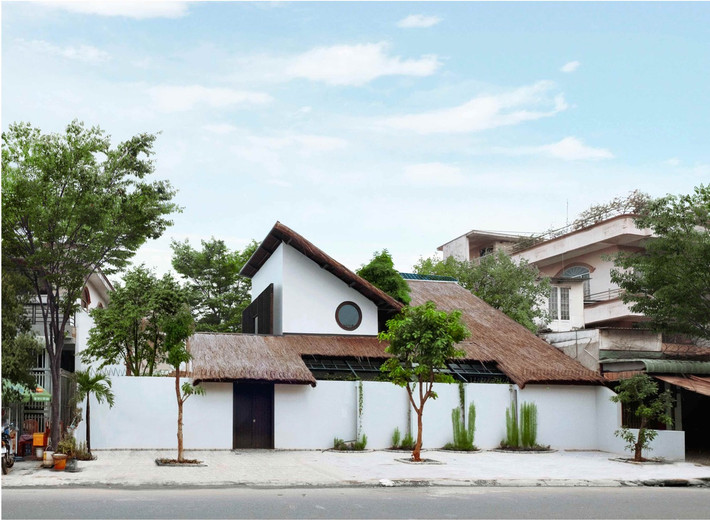Đáp ứng mong muốn của gia chủ, kiến trúc sư dựng lại ngôi nhà 2 tầng gợi nhớ tổ ấm xưa nhiều thương nhớ. Ảnh: Sơn Vũ