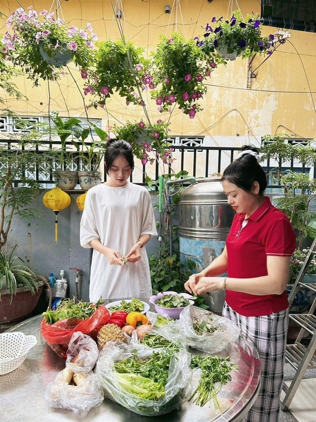 Khoảng sân trước nhà nơi đỗ xe ô tô của gia đình và được trang trí bằng các giỏ hoa rực rỡ. Ảnh: FB Huỳnh Thị Thanh Thủy