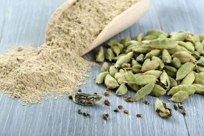 Mỗi quả bạch đậu khấu xanh phải được hái khi chín khoảng 70%, vì vậy cần có thời gian và sự chăm sóc tỉ mỉ. Ảnh: Internet