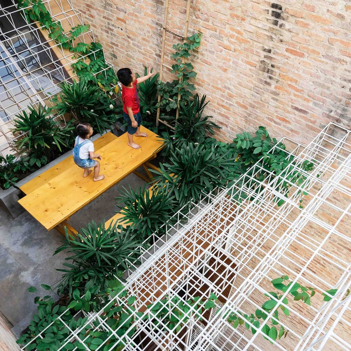 Mỏng manh nhưng chắc chắn, hệ khung làm rất tốt nhiệm vụ của mình là bảo vệ ngôi nhà nhưng vẫn cho phép gió và ánh sáng tràn vào bên trong. Ảnh: Quang Đàm