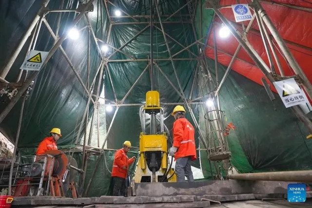 Chuyên gia thăm dò quặng Chen Rulin cho biết, một tấn quặng trong phạm vi 2.000m chứa tới 138g vàng. Ảnh: Xinhua