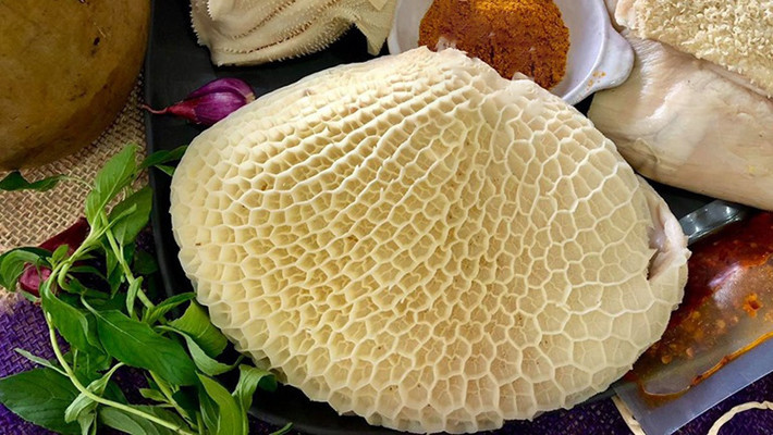 Với mùi hôi tanh đặc trưng, sách bò từng là món ăn chỉ dành cho những người “bần cùng”. Thậm chí tại Trung Quốc, có thể xin sách bò về làm thức ăn, không tốn tiền mua. Ảnh: Điện máy xanh