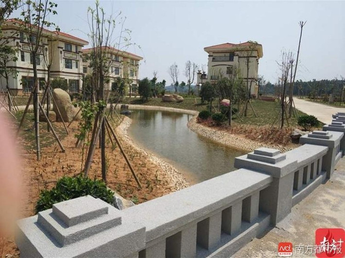 Mỗi căn hộ có rộng 280m2, gồm 5 phòng ngủ, 2 phòng khách, nhà để xe và một mảnh vườn nhỏ. Trong khu vực xây dựng các căn biệt thự còn có một dòng suối nhân tạo, cầu, sân cầu lông và sân khấu để biểu diễn các vở kịch truyền thống. Ảnh: Chinanews