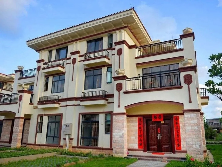 Khi Chen Sheng trở về làng, mọi người đưa ra các đòi hỏi. Vì vậy, ông không quay về làng nữa. Chính quyền địa phương phải họp người dân để thảo luận, phân chia các căn biệt thự. Ảnh: QQ