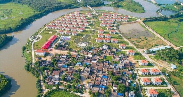 Theo thời gian, sự nghiệp của Chen Sheng ngày càng lớn mạnh, đưa đưa ông thành tỷ phú. Khi gặt hái được thành công, Chen Sheng quyết chi 200 triệu nhân dân tệ xây dựng 258 căn biệt thự trên đất do chính quyền địa phương cấp tại quê hương, để đáp lại ân tình của dân làng. Ảnh: Chinanews