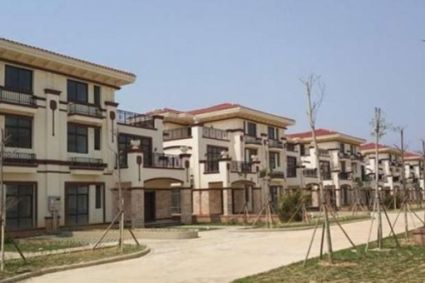 Việc xây dựng các căn biệt thự được hoàn thành vào năm 2016 và sẵn sàng đón các cư dân trong làng đến ở. Nhưng đến nay, các căn biệt thự vẫn nằm im lìm và "đắp chiếu". Ảnh: Sina