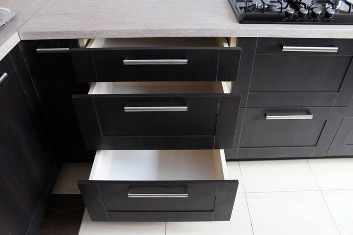 Khu bếp với nội thất màu đen trông rất sang chảnh và đắt tiền. Tuy nhiên, trong sinh hoạt hàng ngày, những mảng đen mang lại nhiều vấn đề và cần được chăm sóc đặc biệt. Ảnh: Shutterstock