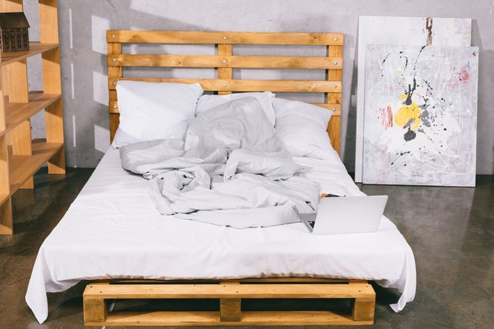 Giường pallet được ưa chuộng bởi tính thân thiện với môi trường và giá rẻ. Tuy nhiên, gỗ pallet chưa qua xử lý có cấu trúc xốp và hút nhiều bụi. Ảnh: Depositphotos