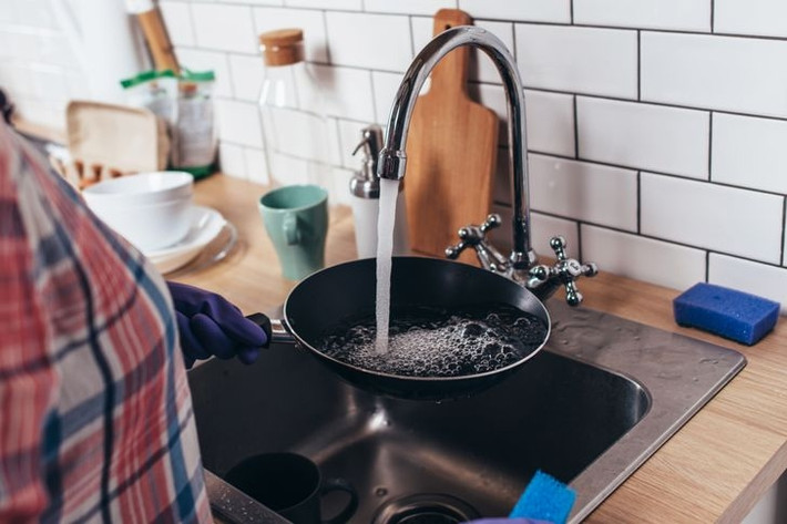 Vòi rửa bát cao trông khá đẹp mắt nhưng lại bất tiện khu sử dụng. Nước từ vòi có thể bắn tung tóe lên mọi thứ xung quanh mặt bàn. Ảnh: Depositphotos
