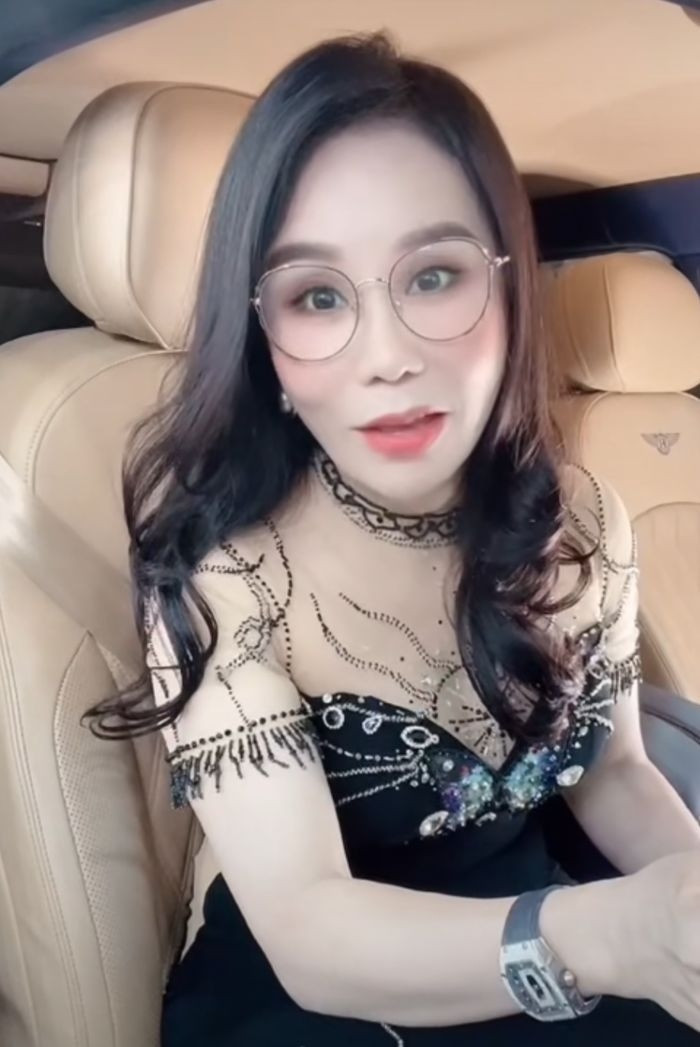 Từ thợ phụ, lên thợ chính, sau 1 thời gian đi làm thuê cho tiệm tóc, bà Phan Thị Mai mở được riêng cho mình 1 tiệm. Sau đó, bà học thêm về trang điểm, thẩm mỹ. Ảnh: Facebook
