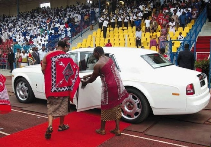 Vua Mswati III cũng sở hữu khoảng 20 chiếc Mercedes-Maybach S600 Pullman, một chiếc Maybach 62 và một chiếc BMW X6. Ảnh: DM