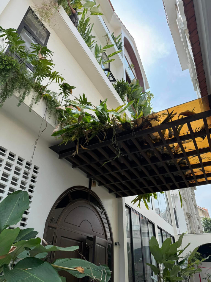 Diễn viên Vân Trang cùng ông xã và 4 con đang sống trong căn biệt thự rộng 1.000m2 tại quận 7 (TP HCM). Mới đây, nữ diễn viên chia sẻ thành quả từ khu vườn sau khi tự tay cắt tỉa cây cối. Ảnh: FB Vân Trang
