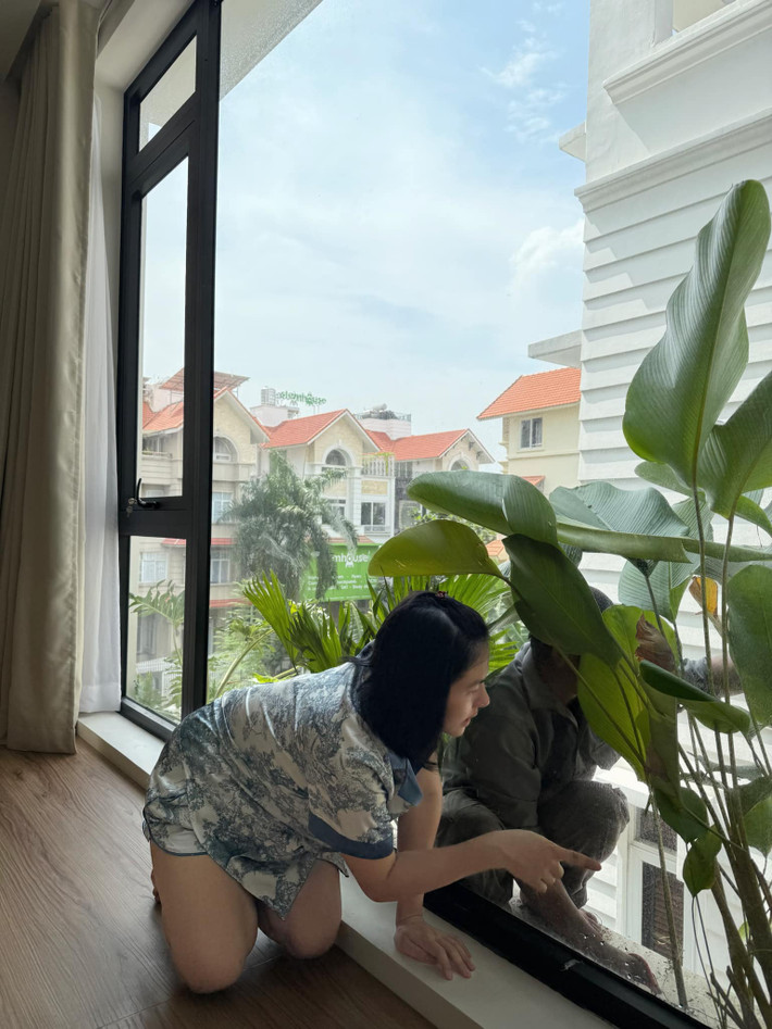 Vân Trang phải tìm hiểu từ cách chăm sóc cây đến xử lý mỗi khi cây bị bệnh. Ảnh: FB Vân Trang